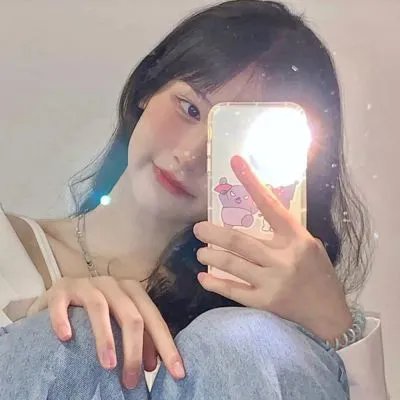 走进酒吧的女孩